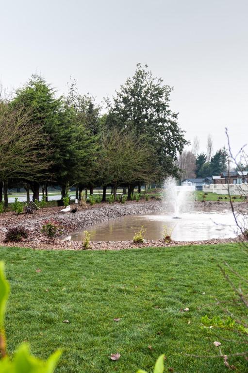 Howard Lodge with Hot Tub room 1