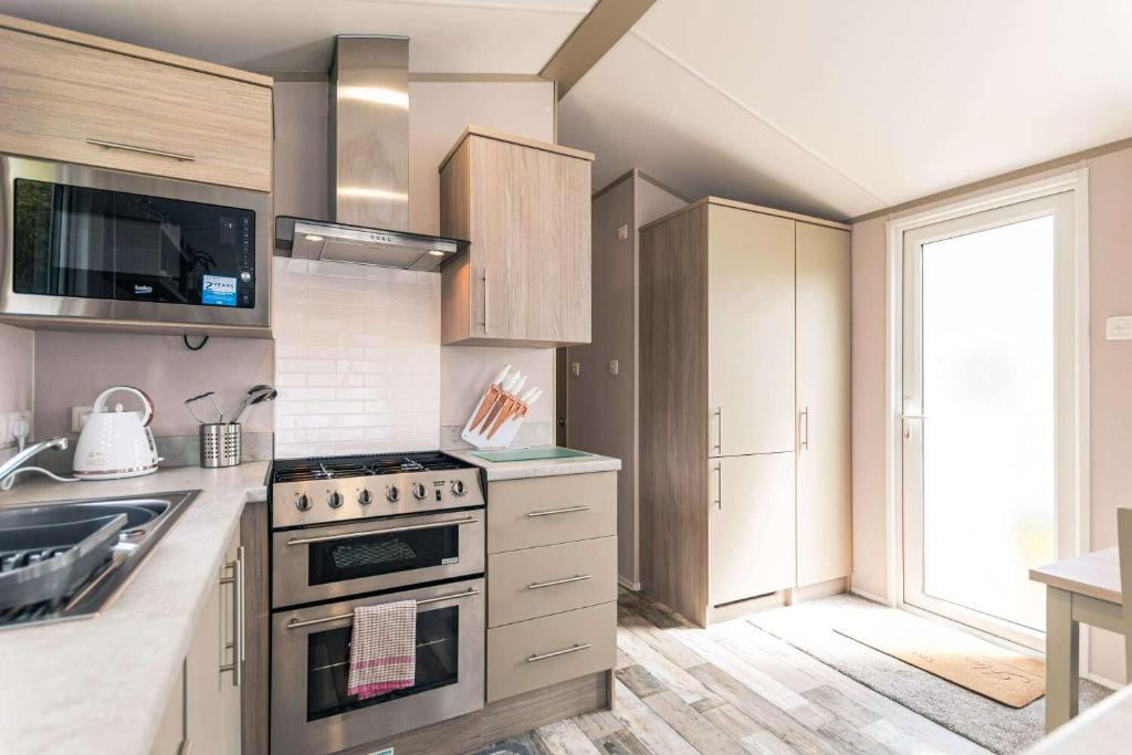 Howard Lodge with Hot Tub room 2