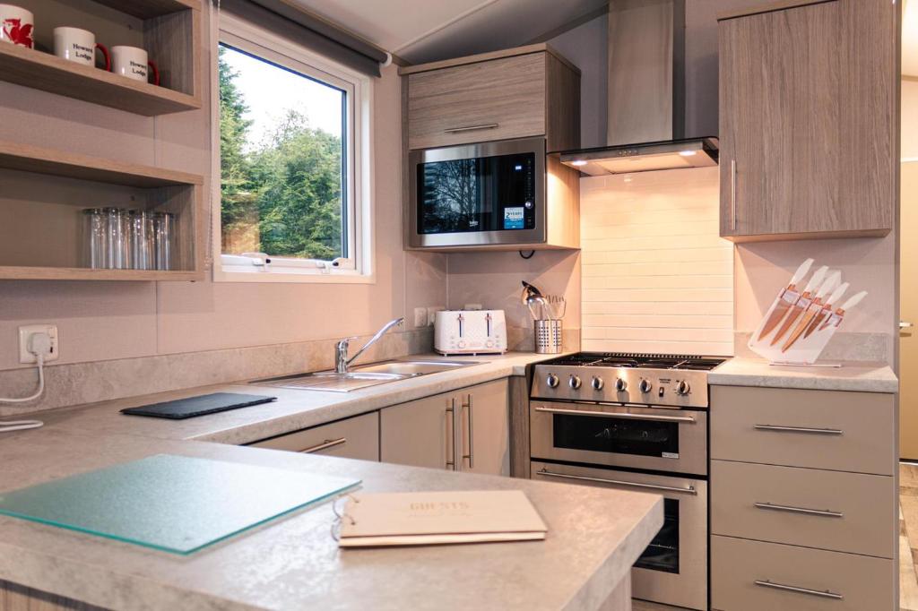 Howard Lodge with Hot Tub room 3