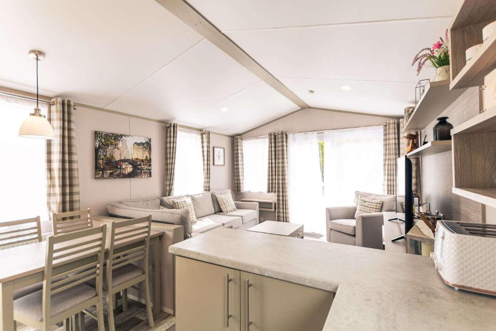 Howard Lodge with Hot Tub room 4