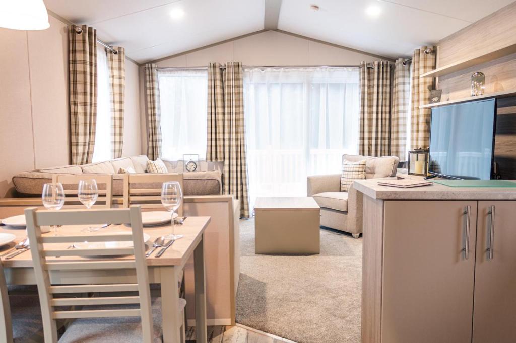 Howard Lodge with Hot Tub room 5