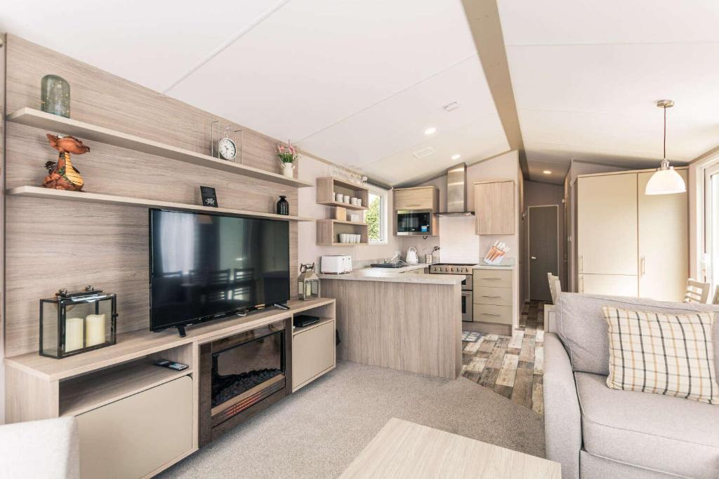 Howard Lodge with Hot Tub room 6